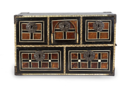 884.  Escritorio de palosanto, carey y hueso, con herrajes metálicos y escudos de cerradura en hierro calado.Virreinato de Nueva España, probablemente Campeche, h. 1700.