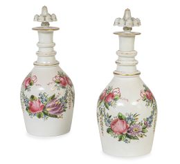 1046.  Pareja de garrafas en opalina blanca soplada, con tres anillos en el cuello y decoración esmaltada de motivos floralesReal Fábrica de Cristales de La Granja, periodo clasicista, ca. 1790.