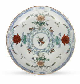812.  Plato en porcelana china esmaltada Wucai.Periodo Kanxgi (1662-1722).