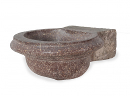 563.  Pila para agua bendita barroca en mármol rojo moteado.Trabajo español, S. XVII - XVIII.