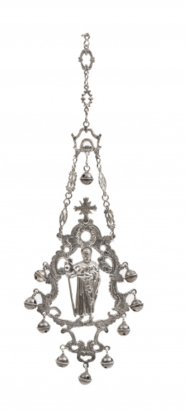 1172.  Colgante para la brazalera del peregrino.Trabajo español, mediados S. XVIII.Plata en su color, cincelada y calada.