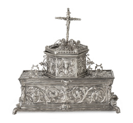 540.  Caja de plata con decoración de estilo manierista y remate de cruz. Con marcas.Majadas*, Toledo, ff. del S. XIX.