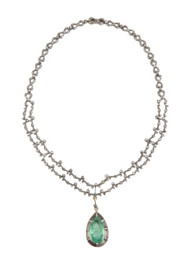 31.  Collar S. XIX de diamantes con esmeralda de talla pera colgante en la parte central