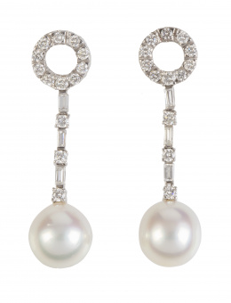 324.  Pendientes largos de perlas Australianas redondas que penden de barra movil de brillantes y baguettes y círculo superior de brillantes