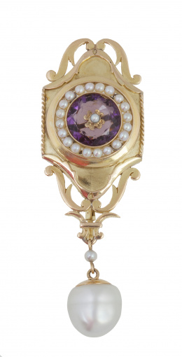 36.  Broche S. XIX con diseño de cartela con amatista central orlada de perlas finas y adornada por flor de perla central 