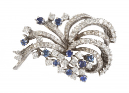 315.  Broche flor con pétalos de ramas arqueadas de brillantes y base de diamantes y zafiros de talla redonda combinados