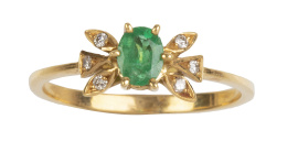 214.  Sortija con esmeralda oval flanqueada por cuatro hojitas con brillantes
