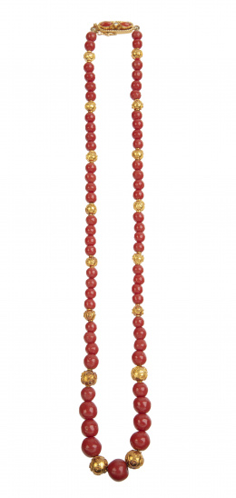 265.  Collar portugués de esferas de coral combinadas con esferas de oro decoradas con filigrana, de tamaño creciente hacia el centro