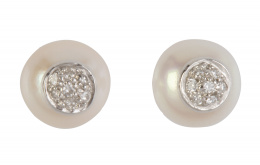 270.  Pendientes dromilonas de perlas adornadas por centro circular de pavé de brillantes.