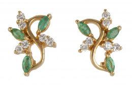 216.  Pendientes con brillantes y esmeralda talla navette en diseño de pequeña rama