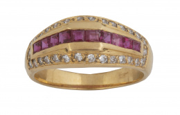 240.  Sortija con línea central de rubíes calibrados central enmarcada por línea de brillantes