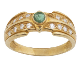 221.  Sortija con esmeralda circular, y dos líneas de brillantes en el frente del aro