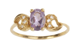 239.  Sortija con amatista oval entre arcos de brillantes