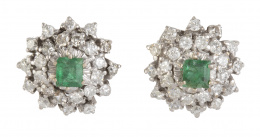 251.  Pendientes flor con esmeralda rectangular rodeada por doble orla de brillantes 