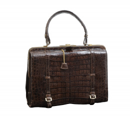 422.  Bolso de piel de cocodrilo marrón años 70, con un asa corta
