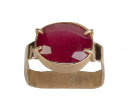 131.  Sortija con rubí oval en montura Art-Decó de perfil cuadrado