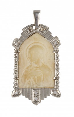 72.  Medalla Art-Decó con Virgen de márfil en marco geométrico adornado con diamantes
