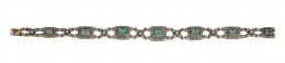 8.  Brazalete S. XIX con siete centros de esmeraldas orladas de diamantes, unidas por siete centro de diamantes en forma de aspa, con brillante central