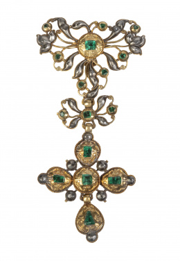 1.  Venera colgante popular S. XVIII de esmeraldas y diamantes, con cruz adornada con dos lazos superiores