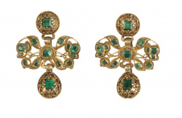 2.  Pendientes populares S. XVIII de esmeraldas con tres cuerpos de botón, lazo y perilla colgante y adornos de filigrana