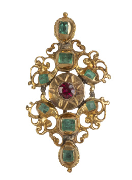3.  Broche popular S. XVIII-XIX con esmeraldas y granate central rodeados por motivos vegetales