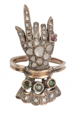 7.  Sortija S. XVIII de diamantes, con diseño de mano enguantada, con esmeraldas adornando el guantes y rubí como anillo