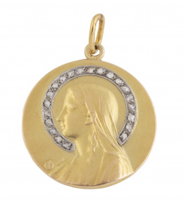 70.  Medalla colgante de la Virgen de pp. S.XX con nimbo de diamantes