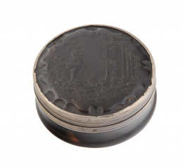 377.  Caja circular S.XVIII de plata y carey tallado en la tapa con escena de jardín