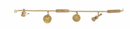 200.  Pulsera de oro con cuatro charms: una regadera, una guitarra y dos medallas