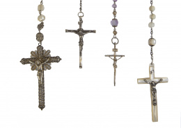 42.  Lote de cuatro rosarios de pp. S. XX en plata y plata vermeill con cuentas de diferentes tamaños