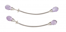 135.  Pendientes largos con dobles amatistas talla briolette como remates de banda tubular rígida