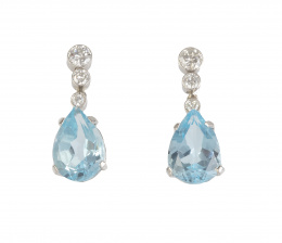 116.  Pendientes largos con topacios azules de talla pera que penden de línea de tres brillantes en chatones