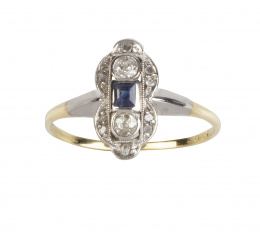 103.  Sortija lanzadera Art-Decó con perfil lobulado, zafiro central flanqueado por brillante y marco de diamantes