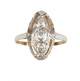 104.  Sortija lanzadera oval Art-Decó con tres brillantes en chatón y diamantitos en fondo calado