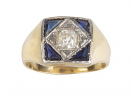 105.  Sortija Art-Decó tipo sello con brillante central en marco de rombo y rombo exterior de zafiros