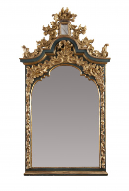 902.  Espejo en madera tallada, policromada y dorada.Trabajo español, pp. del S. XVIII.