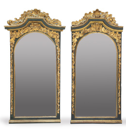 1060.  Pareja de espejos en madera tallada, policromada y dorada.Trabajo español, pp. del S. XVIII.