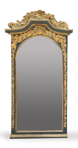 685.  Espejo en madera tallada, policromada y dorada.Trabajo español, pp. del S. XVIII.