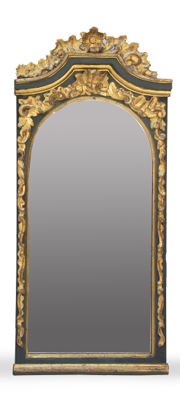 678.  Espejo en madera tallada, policromada y dorada.Trabajo español, pp. del S. XVIII.