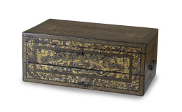 817.  Caja escritorio de viaje de madera lacada y dorada.Trabajo chino para la exportación, mediados del S. XIX.