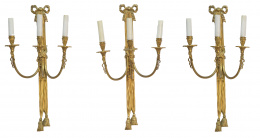 1428.  Juego de tres apliques de bronce dorado, de tres luces, de estilo Luis XVI.S. XX.