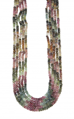 144.  Collar de cinco hilos de turmalinas facetadas de diferentes tonos de verdes y rosas con cierre de cordón de seda y dorado ajustable