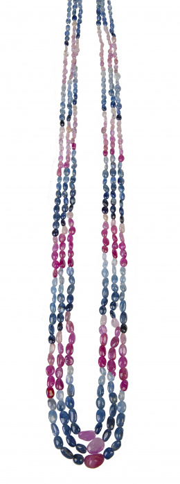 285.  Collar de tres hilos de zafiros de Ceylán con tonos graduados de azul a rosa y un peso de 290 ct