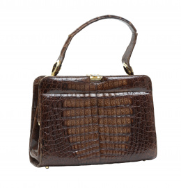 375.  Bolso vintage de cocodrilo en color marrón con asa corta y adornos en dorado