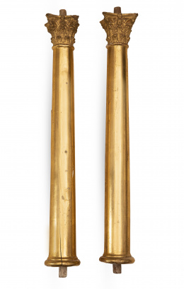935.  Pareja de columnas de orden corintio en madera tallada y dorada.Trabajo español, h. 1800.