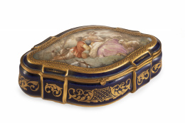544.  Caja de porcelana esmaltada con escena galante a la manera de Sèvres. Marcada en la base.Francia, ff. del S. XIX.