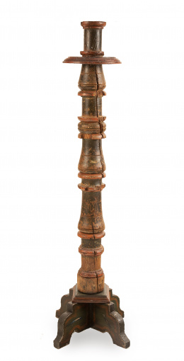 415.  Hachero en madera tallada con restos de policromía.Trabajo español, S. XVIII.