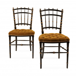 497.  Pareja de sillas en madera lacada de negro y dorada con asiento capitoné.Francia, h. 1900.