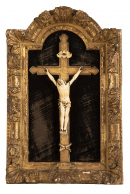 934.  Cristo crucificado en marfil sobre terciopelo y marco dorado.Francia, S. XIX.