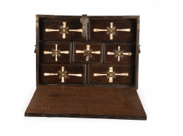 569.  Bargueño de madera con incrustaciones de hueso.España, S. XVII y posterior.